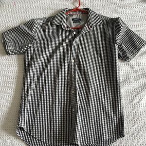 Black & white button down men’s collared shirt